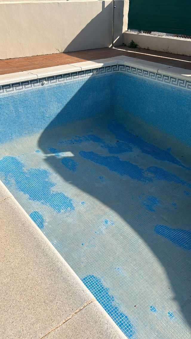 mantenimiento, limpieza de piscina ,no tires agua