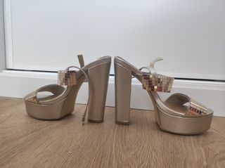 Zapatos dorados de tacón