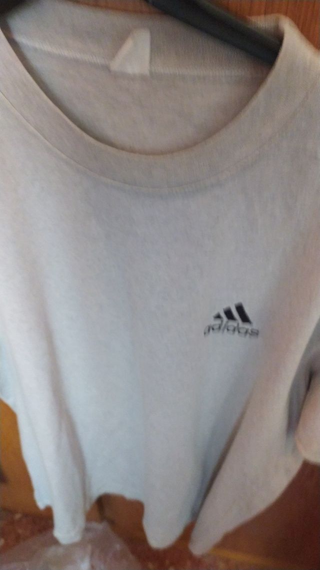 camiseta gris Adidas