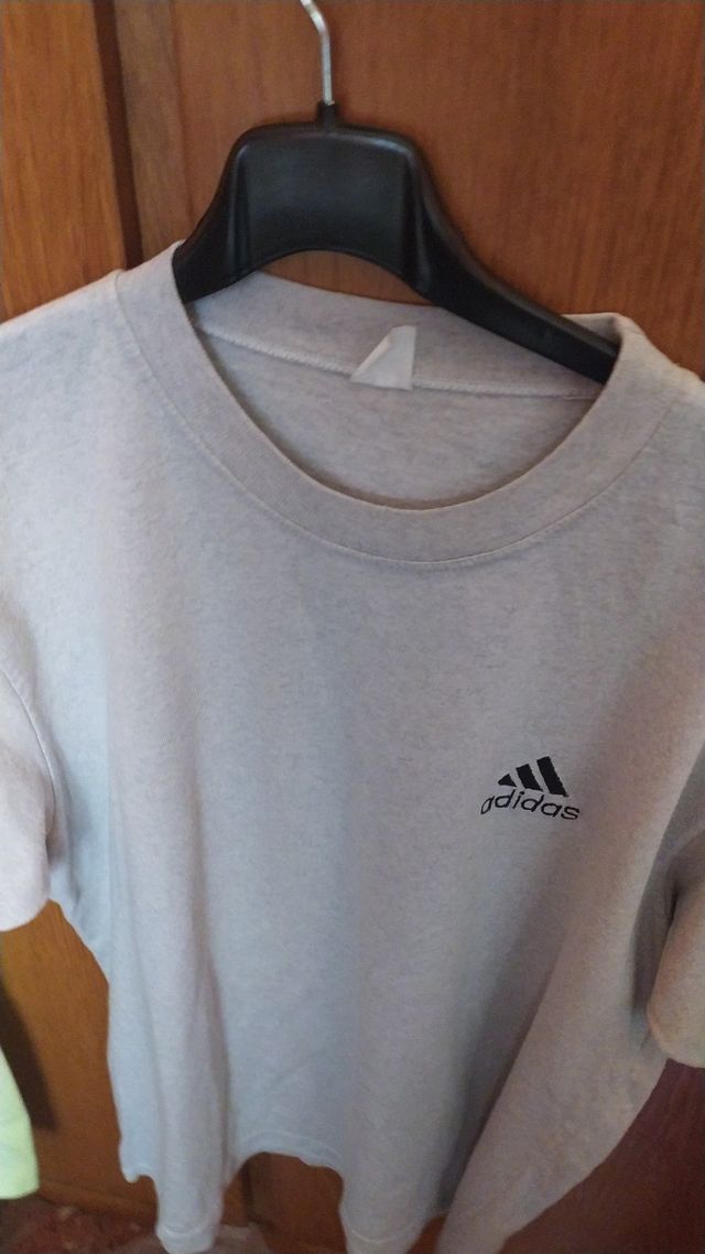 camiseta gris Adidas