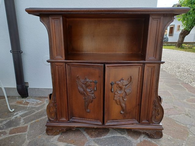 Mobiletto porta TV in stile