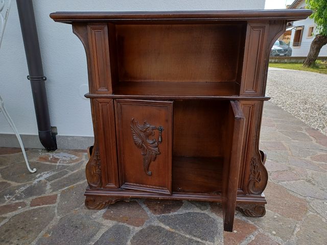 Mobiletto porta TV in stile