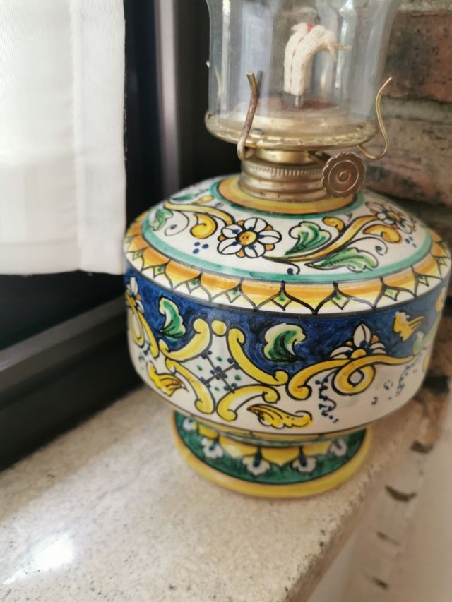 lume a petrolio in ceramica di Caltagirone