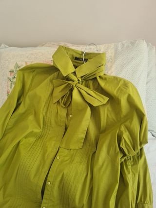 BLUSA VERDE CON LAZO.