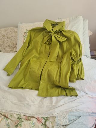 BLUSA VERDE CON LAZO.