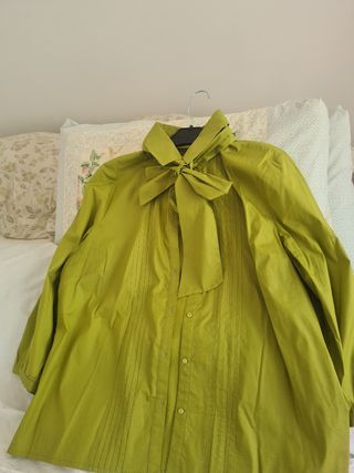 BLUSA VERDE CON LAZO.