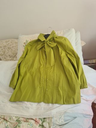 BLUSA VERDE CON LAZO.