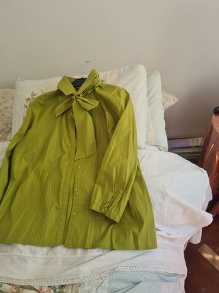 BLUSA VERDE CON LAZO.