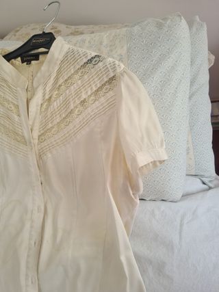 BLUSA CON ENCAJE.