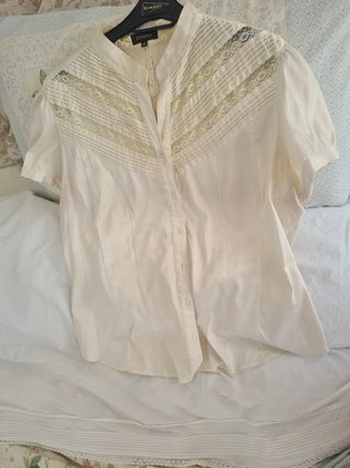 BLUSA CON ENCAJE.