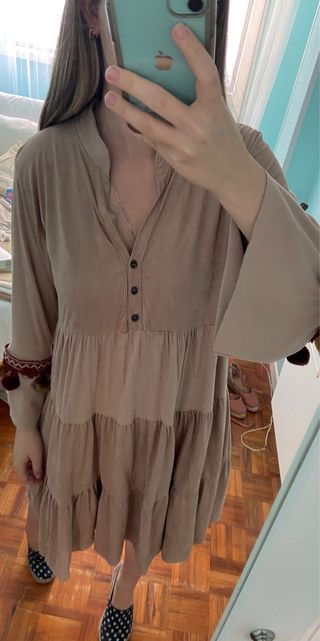 Vestido beige con pompones