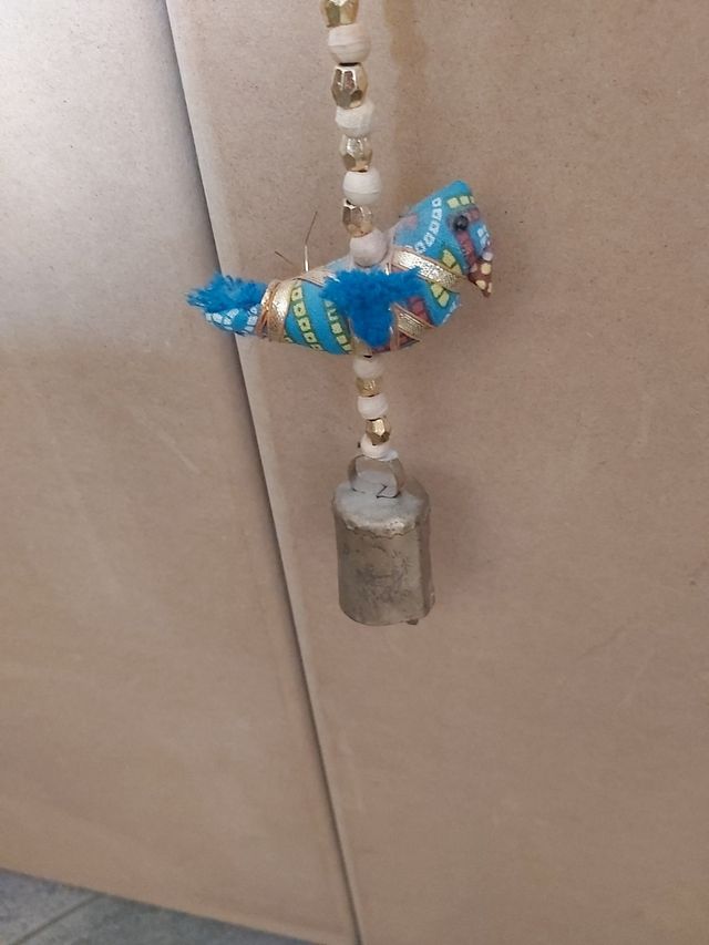 Scacciapensieri con uccellini e campana