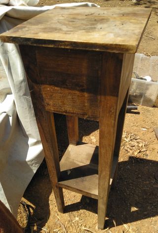 Elegante mesita de noche en madera noble