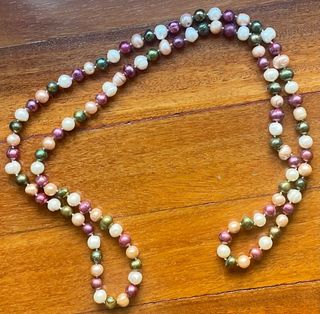 Collar de perlas de colores