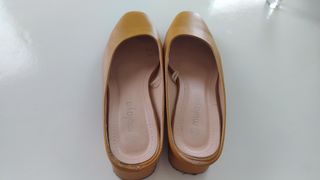 Sandalias con tacón bajo 