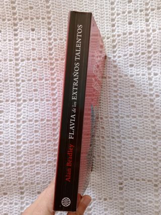 LIBRO "FLAVIA DE LOS EXTRAÑOS TALENTOS"