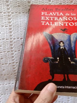 LIBRO "FLAVIA DE LOS EXTRAÑOS TALENTOS"
