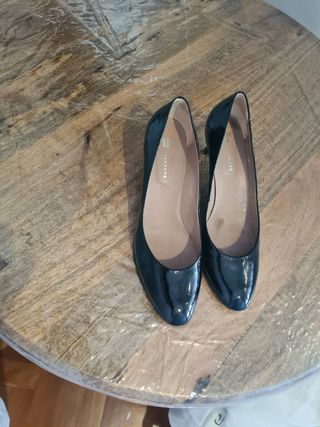 ZAPATOS.DE CHAROL NEGROS.