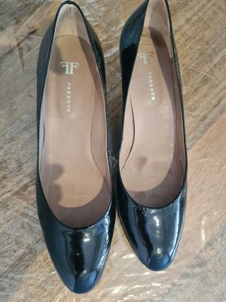 ZAPATOS.DE CHAROL NEGROS.