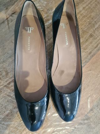 ZAPATOS.DE CHAROL NEGROS.