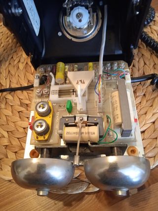 Teléfono antiguo de doble campana