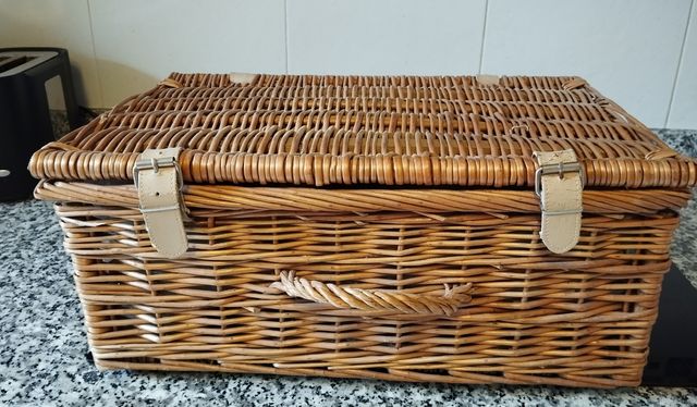 picnic basket with cutlery 15 euros