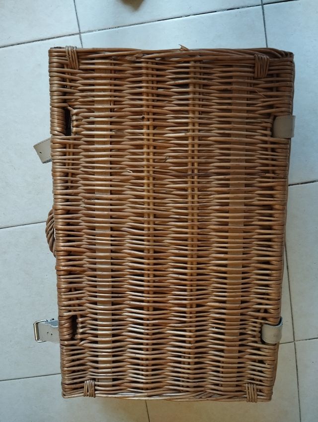 picnic basket with cutlery 15 euros