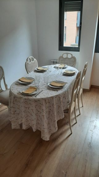 Mesa y sillas, comedor completo blanco.