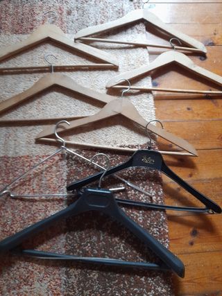 5 perchas de madera años 80.