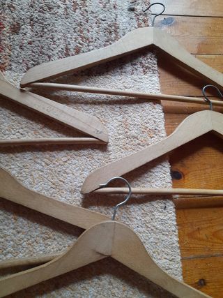 5 perchas de madera años 80.