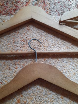 5 perchas de madera años 80.