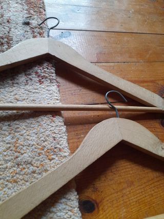 5 perchas de madera años 80.