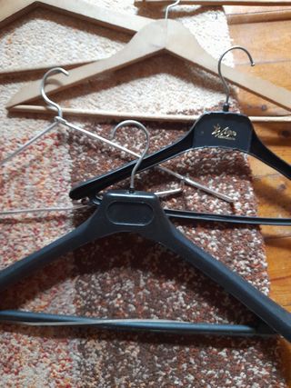 5 perchas de madera años 80.