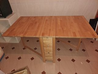 Mobili per la casa: scaffali, tavoli, panche, divani, ecc.