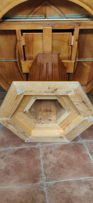 Mesa de madera de pino, con 4 sillones y 2 sillas