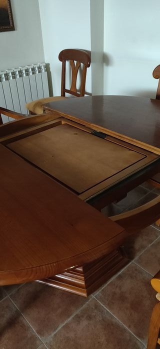 Mesa de madera de pino, con 4 sillones y 2 sillas