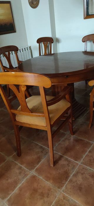 Mesa de madera de pino, con 4 sillones y 2 sillas