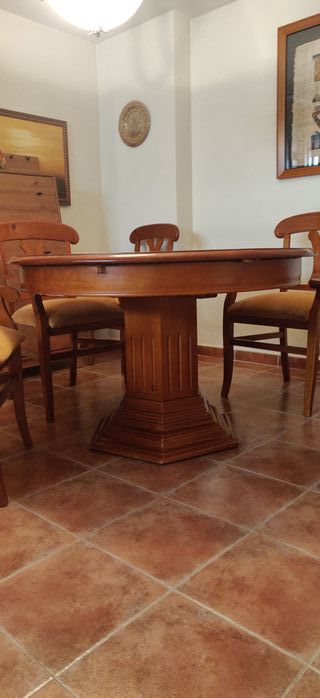 Mesa de madera de pino, con 4 sillones y 2 sillas