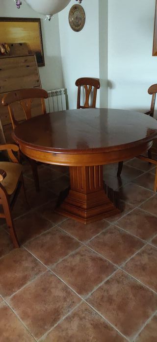 Mesa de madera de pino, con 4 sillones y 2 sillas