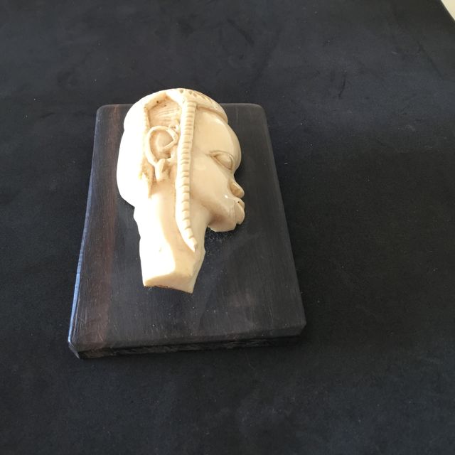 Pequeña talla de cabeza