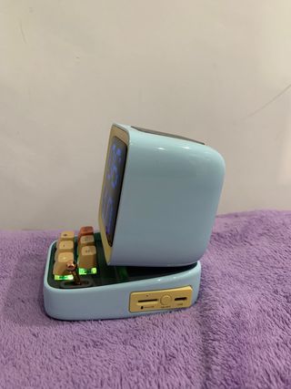 Altavoz Bluetooth Portátil con Pantalla Retro