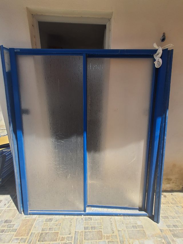 Mampara azul aluminio con metacrilato