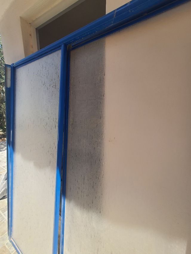 Mampara azul aluminio con metacrilato