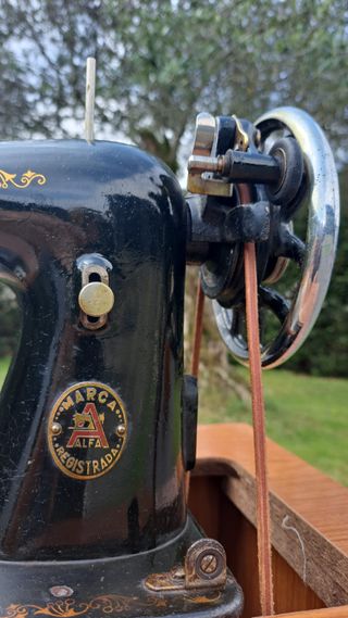 Máquina de Coser ALFA Modelo ”A” en Mueble