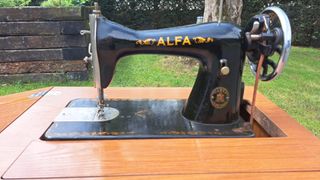 Máquina de Coser ALFA Modelo ”A” en Mueble