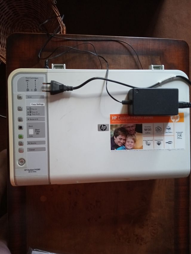 Impressora multifunções HP Deskjet série F4200.