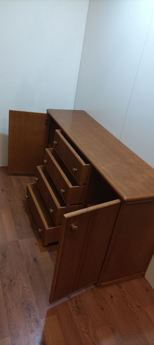 APARADOR DE MADERA CON MIMBRE