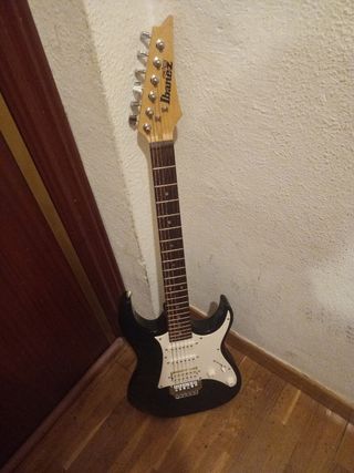 guitarra ibanez Gio con mini-amplificador y funda 