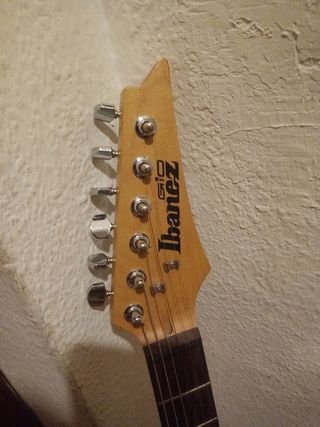 guitarra ibanez Gio con mini-amplificador y funda 