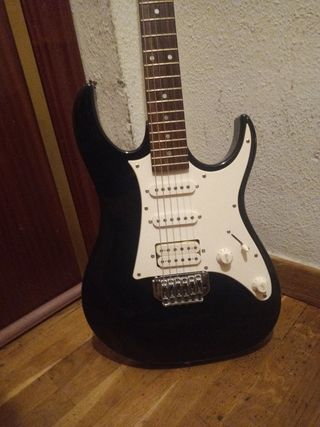 guitarra ibanez Gio con mini-amplificador y funda 